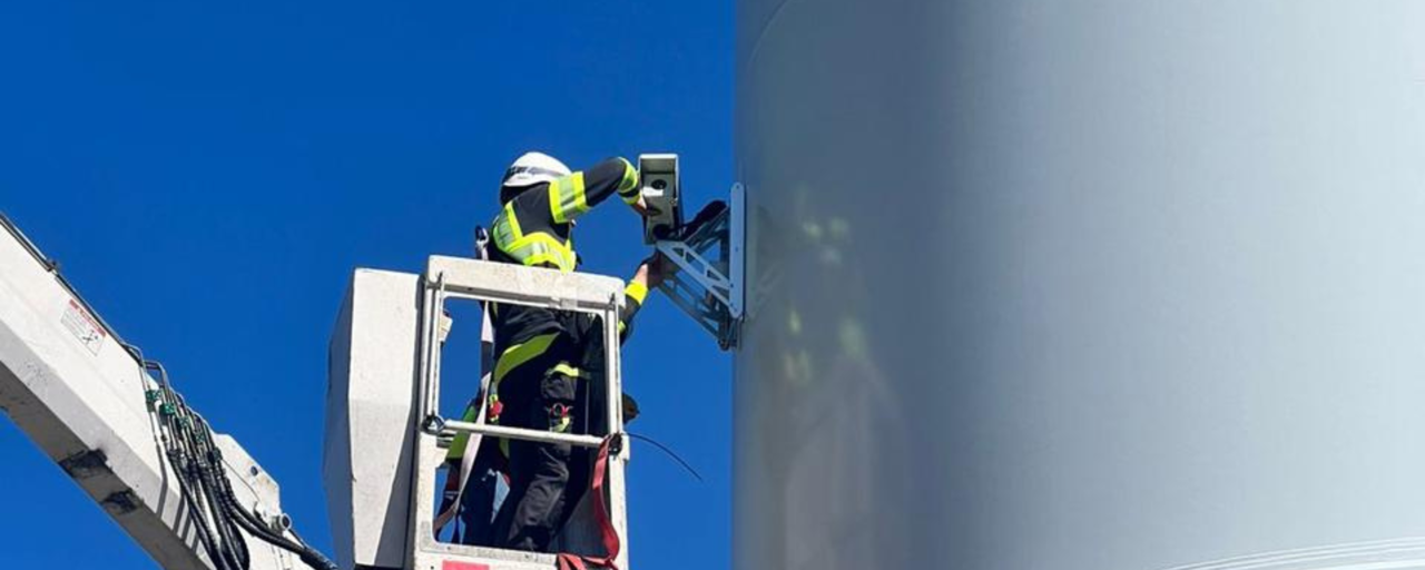 hombre haciendo instalación de equipos de monitoreo en aerogenerador
