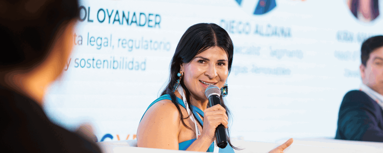 Karol Oyanader interviniendio en panel de conversación en evento